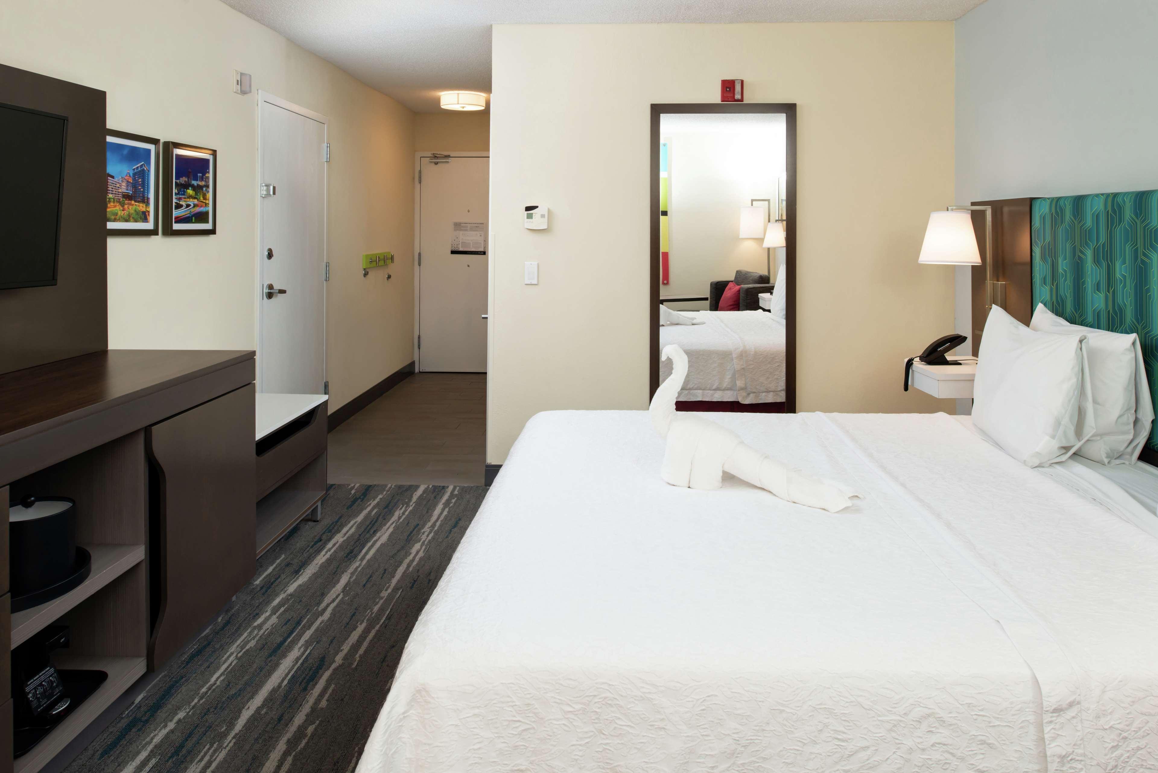 Hampton Inn Greensboro Airport Екстер'єр фото