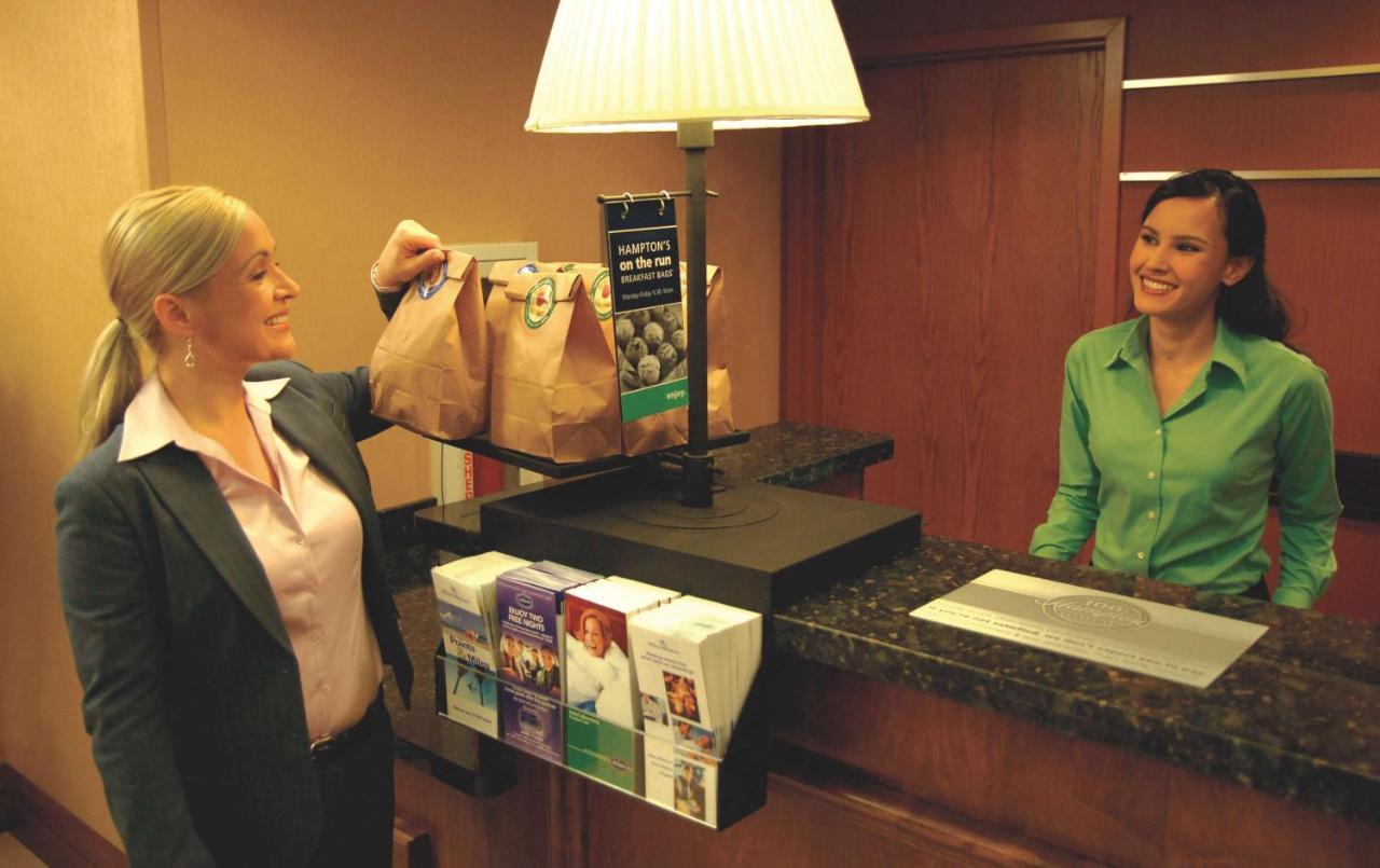 Hampton Inn Greensboro Airport Екстер'єр фото