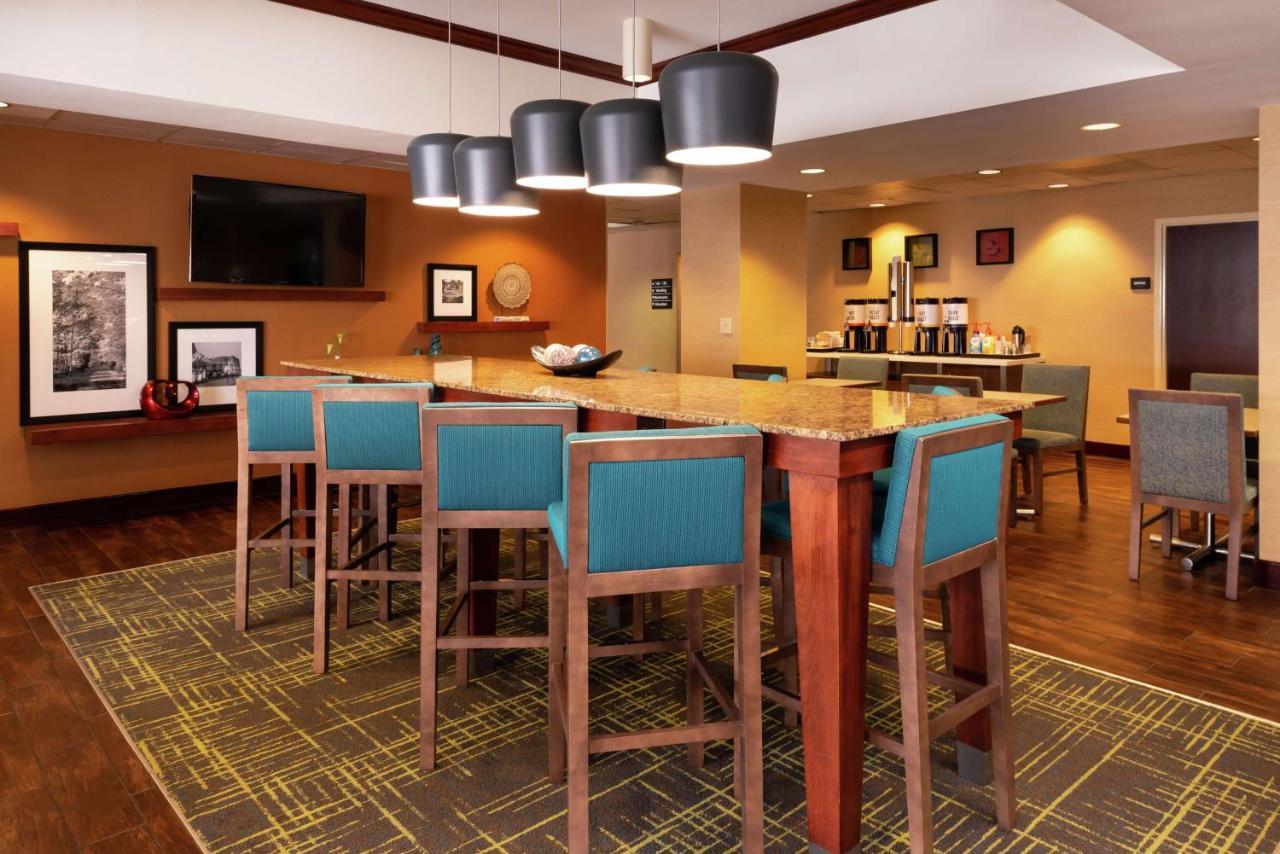 Hampton Inn Greensboro Airport Екстер'єр фото