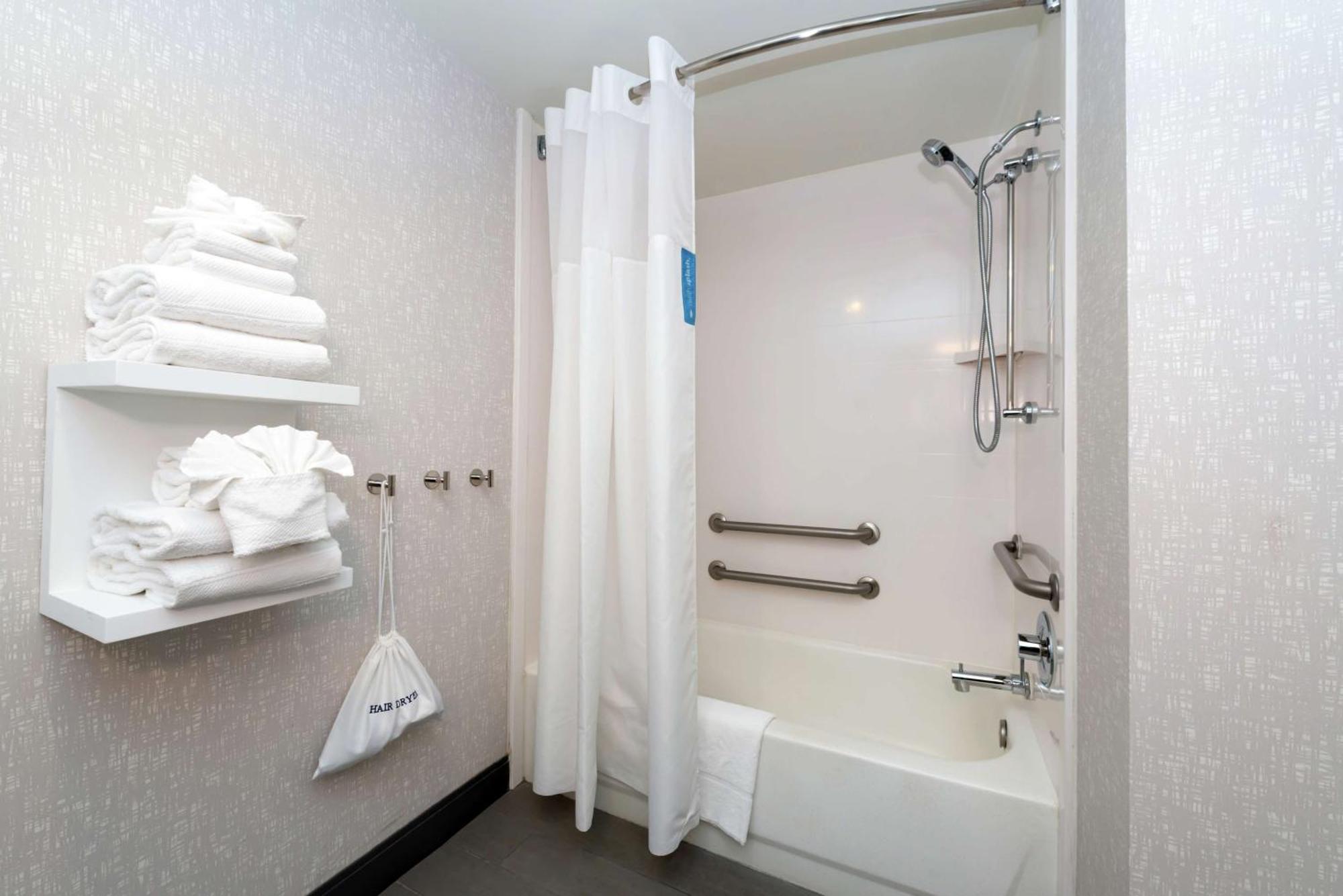 Hampton Inn Greensboro Airport Екстер'єр фото